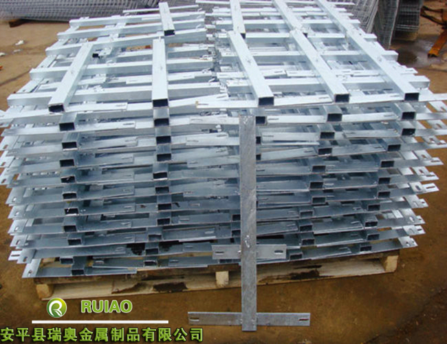 河北东科厂家直销刺丝滚笼、立柱支架与加密支架金属制品——安全防护的坚实后盾